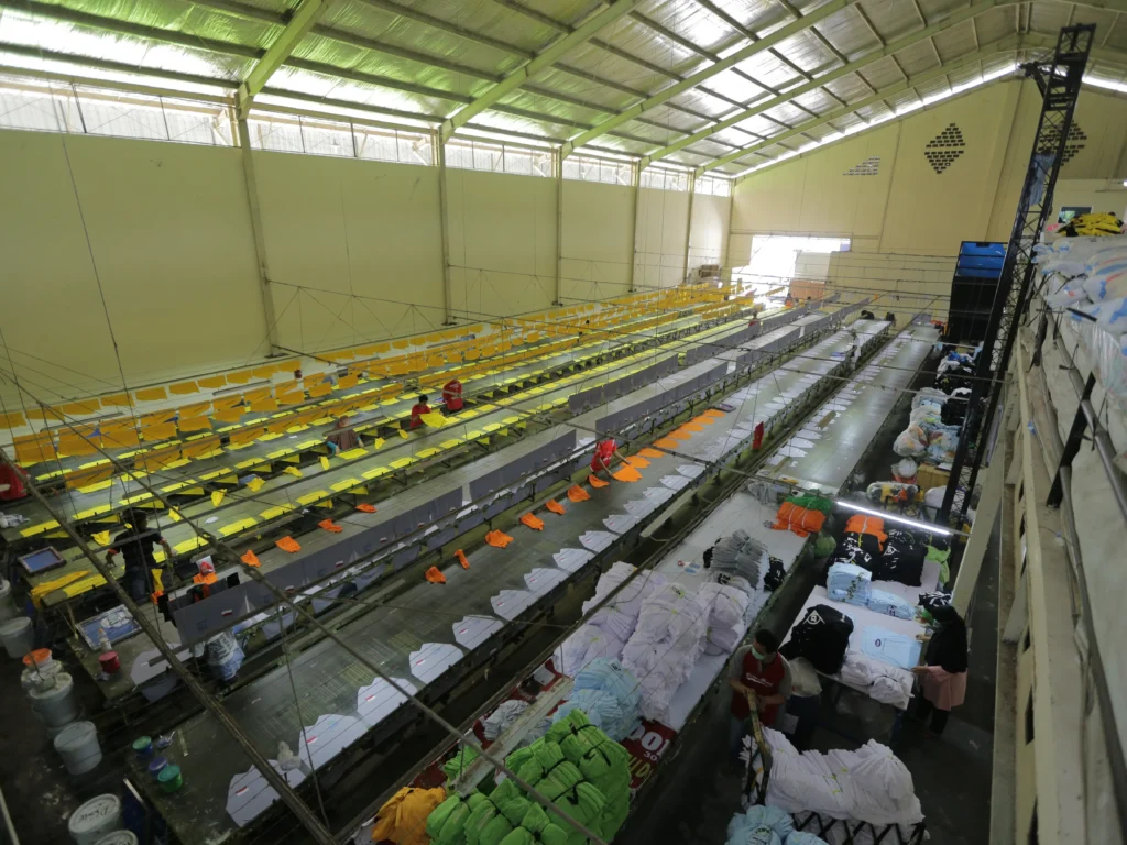 Pusat Jas Almamater Custom: Pabrik Konveksi Terbaik & Murah 7 Jas Almamater Custom