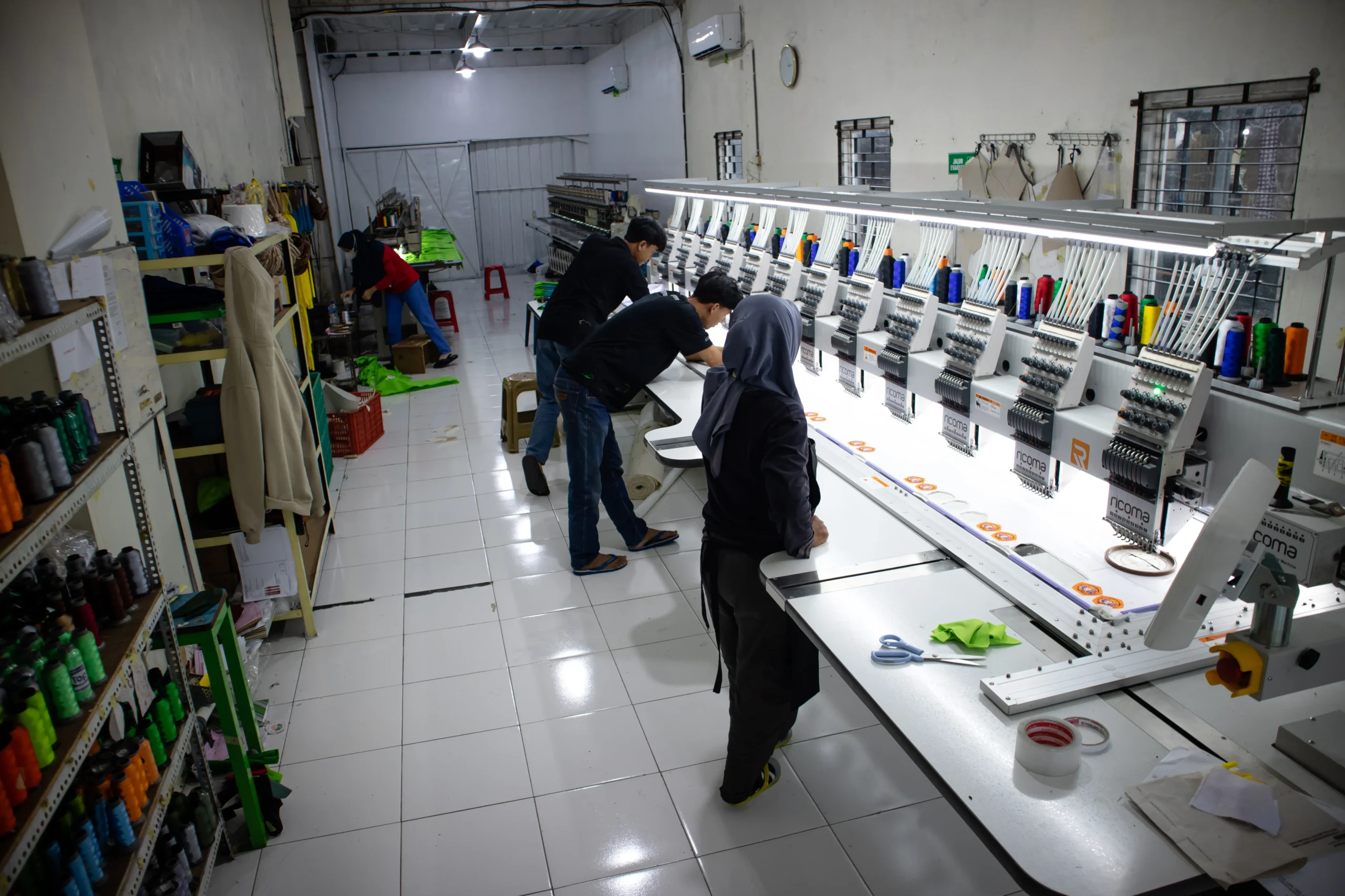 7 Tips Cara Memilih Pabrik Konveksi Seragam Terbaik untuk Kebutuhan Perusahaan 6 Mesin Bordir 3 scaled